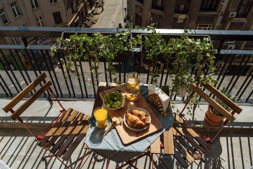Sunny 2Br Flat - Old Town View Lägenhet Bukarest Exteriör bild
